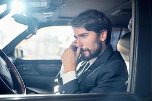 emotional Mann Fahren ein Auto Ausflug Luxus Lebensstil Erfolg Bedienung Reich foto