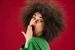 jung Frau Grimasse afro Frisur rot Lippen Mode Studio Modell- unverändert foto