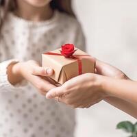 Frau mit Geschenk zum Mutter Tag empfangen von ihr wenig Tochter beim heim. generativ ai foto