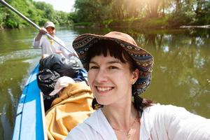 Mann und Frau Paar, Baby ist Schlafen, Selfies sind glücklich im Familie Kajak Ausflug Rudern Boot auf das Fluss, Wasser Wanderung, ein Sommer- Abenteuer. umweltfreundlich und extrem Tourismus, aktiv und gesund Lebensstil foto