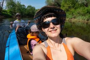 Mann und Frau Paar, Baby ist Schlafen, Selfies sind glücklich im Familie Kajak Ausflug Rudern Boot auf das Fluss, Wasser Wanderung, ein Sommer- Abenteuer. umweltfreundlich und extrem Tourismus, aktiv und gesund Lebensstil foto