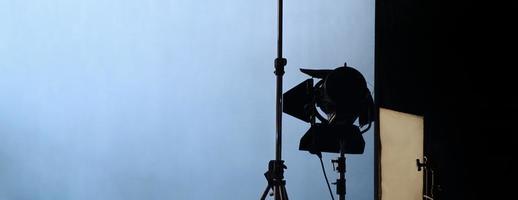 Film Licht zum Video Produktion Kamera im Studio einstellen oder verwenden wie Studio Foto schießen Licht