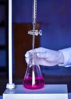 das Chemiker Maße mit Präzision im Säure Base Titration, Hinzufügen Lösungen bis um Neutralisation foto