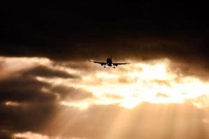 ein Flugzeug fliegend foto