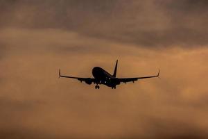 ein Flugzeug fliegend foto