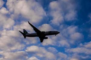 ein Flugzeug fliegend foto