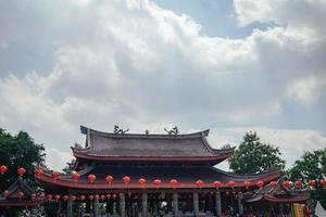 Dachziegel von traditionell Chinesisch Tempel wann Tag Zeit von Chinesisch Neu Jahr. das Foto ist geeignet zu verwenden zum Chinesisch Neu Jahr, Mond- Neu Jahr Hintergrund und Inhalt Medien.