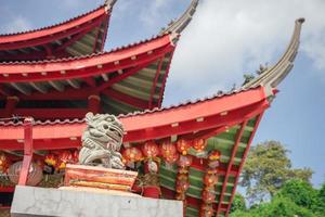 traditionell Chinesisch Wächter Tor Satzung auf das Chinesisch Tempel wann Chinesisch Neu Jahre. das Foto ist geeignet zu verwenden zum Chinesisch Neu Jahr, Mond- Neu Jahr Hintergrund und Inhalt Medien.