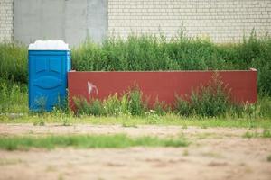 ökologisch Toilette und Müll Container.Toilette auf das Strand. foto