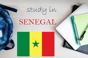 Studie im Senegal. Hintergrund mit Notizblock, Laptop und Rucksack. Bildung Konzept. foto