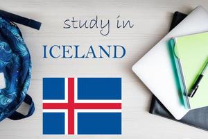 Studie im Island. Hintergrund mit Notizblock, Laptop und Rucksack. Bildung Konzept. foto