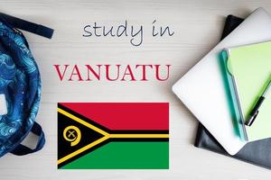 Studie im Vanuatu. Hintergrund mit Notizblock, Laptop und Rucksack. Bildung Konzept. foto