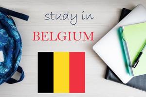 Studie im Belgien. Hintergrund mit Notizblock, Laptop und Rucksack. Bildung Konzept. foto