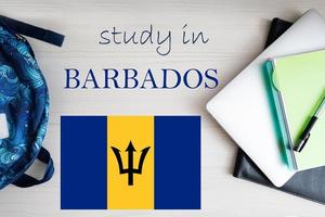 Studie im Barbados. Hintergrund mit Notizblock, Laptop und Rucksack. Bildung Konzept. foto