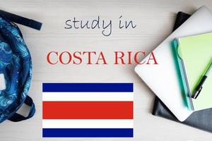 Studie im Costa rica. Hintergrund mit Notizblock, Laptop und Rucksack. Bildung Konzept. foto