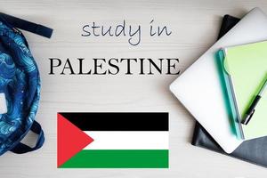 Studie im Palästina. Hintergrund mit Notizblock, Laptop und Rucksack. Bildung Konzept. foto