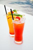 Cocktailgläser auf weißem Hintergrund foto