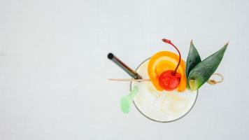 Cocktailglas auf weißem Hintergrund foto