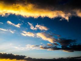 bunter Himmel bei Sonnenuntergang foto