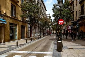 interessant städtisch Landschaft mit eng Straßen im das Spanisch Stadt von Saragossa auf ein Frühling Tag foto