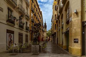 interessant städtisch Landschaft mit eng Straßen im das Spanisch Stadt von Saragossa auf ein Frühling Tag foto