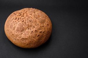 frisch knusprig braun Brot mit Sesam Saat und Gewürze foto