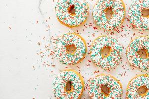 Donuts mit weißer Schokoladencreme und Zucker bestreuen foto