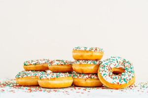 Donuts mit weißer Schokoladencreme und Zucker bestreuen foto