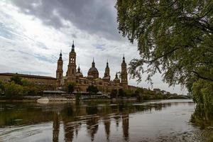 Landschaft nuestra Senora del pilar Kathedrale Basilika Aussicht von das ebro Fluss im ein Frühling Tag foto