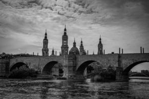 Landschaft nuestra Senora del pilar Kathedrale Basilika Aussicht von das ebro Fluss im ein Frühling Tag foto