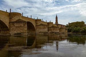 Stein historisch Brücke Über das ebro Fluss im Saragossa Spanien foto