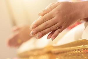 Hand Gießen Wasser von Muschel Schale zu segnen das Bräutigam und das Braut im Tradition thailändisch Hochzeit Zeremonie foto