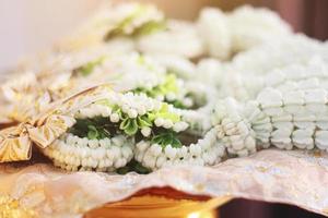 Blume Girlanden auf ein Gold Tablett im Tradition thailändisch Hochzeit Zeremonie Tag. Jasmin Girlande. foto