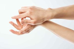 weiblich Hände Haut Pflege feuchtigkeitsspendend Medizin Nahansicht foto