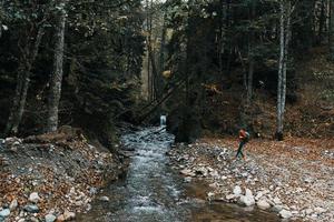 Berg Fluss hoch Bäume Wald Landschaft Herbst Frau Reise Tourismus foto