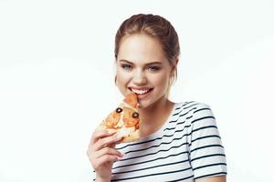 Frau im gestreift T-Shirt Pizza Diät Snack Müll Essen foto