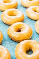 süßes Dessert mit vielen Donuts foto