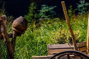 Lehm Töpfe auf das Zaun Dekoration Polieren Dorf Open-Air Museum auf ein Sommer- Tag foto