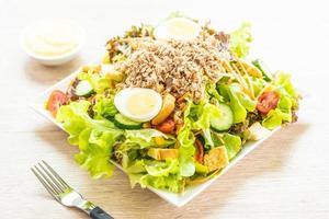 Thunfischfleisch und Eier mit frischem Gemüsesalat foto