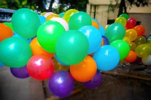 das farbig gasgefüllt Luftballons befestigt zu das Garn sind fliegend. foto