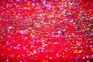 Gold oder Silber Plastik Schnürsenkel Startseite auf das rot Teppich. rot funkeln Textur abstrakt Hintergrund. foto