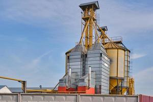 Agro-Verarbeitungsanlage für die Verarbeitung und Silos für die Trocknung, Reinigung und Lagerung von landwirtschaftlichen Produkten, Mehl, Getreide und Getreide foto