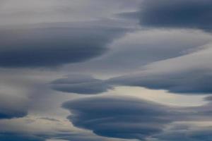 Himmel mit grau groß runden tolle Wolken foto