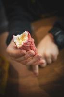 lecker kalt cremig Vanille Eis Sahne im ein rot Zucker Kegel gehaltenen im Ihre Hand foto