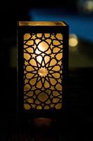Original orientalisch Lampe leuchtenden mit warm Licht während das Kommen dunkel foto