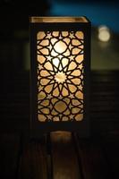 Original orientalisch Lampe leuchtenden mit warm Licht während das Kommen dunkel foto