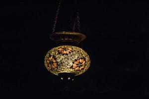 Original orientalisch Lampe leuchtenden mit warm Licht während das Kommen dunkel foto