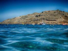 Sommer- direkt am Meer Landschaft auf das griechisch Insel von Rhodos foto