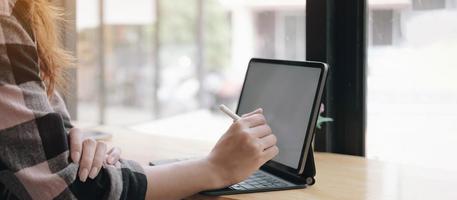 Frau mit einem Tablet-Modell foto