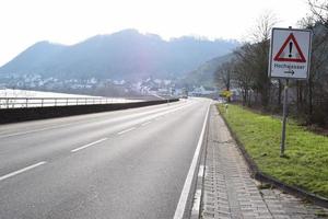 Straße mit ein Flut Warnung Zeichen foto